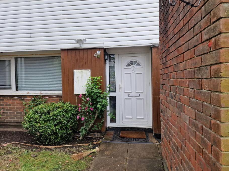 Cozy 4-bedroom Family Getaway * West Byfleet