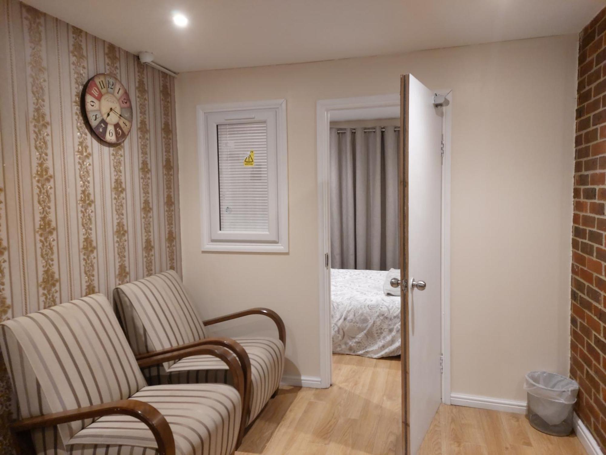 Cozy 4-bedroom Family Getaway Villa West Byfleet